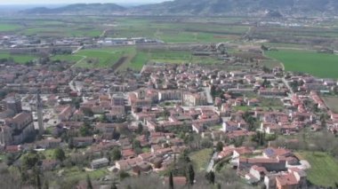 Montecchio Maggiore 'un panoramik manzarası Romeo' nun Kulesi, Veneto 'da görüldü.