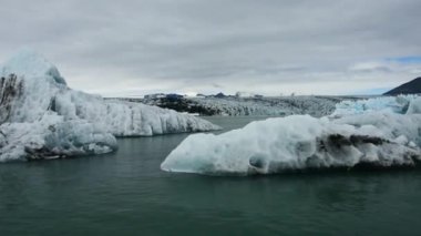 İzlanda Jokulsarlon buzul gölünün buzları ve buzdağlarının arasındaki sandal