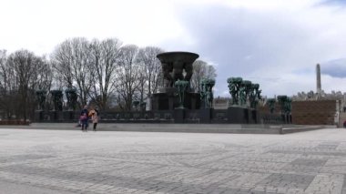 Turistler, yağmur yağmaya başlarken Frogner Park ve Vigeland Heykel Parkı 'nı, Oslo ve Norveç' i ziyaret ediyorlar.