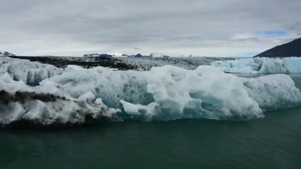 Avec Dériveur Parmi Les Glaces Les Icebergs Lagune Glaciaire Islandaise — Video