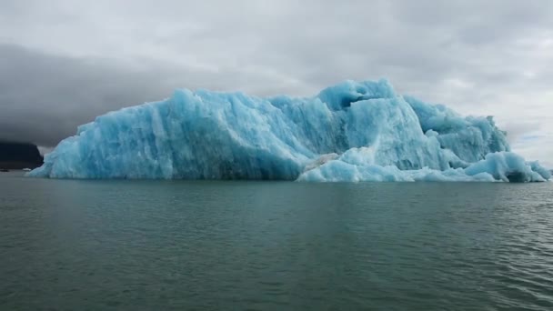 Grand Iceberg Dans Grand Lac Glaciaire Jokulsarlon Qui Est Situé — Video