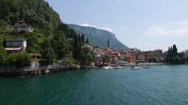 意大利伦巴第 科莫湖畔美丽的小镇之一 从轮渡上俯瞰瓦伦纳镇 — 图库视频影像