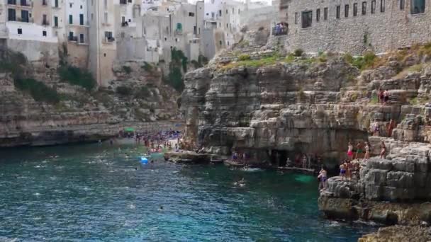 Люди Ныряют Купаются Голубом Средиземном Море — стоковое видео