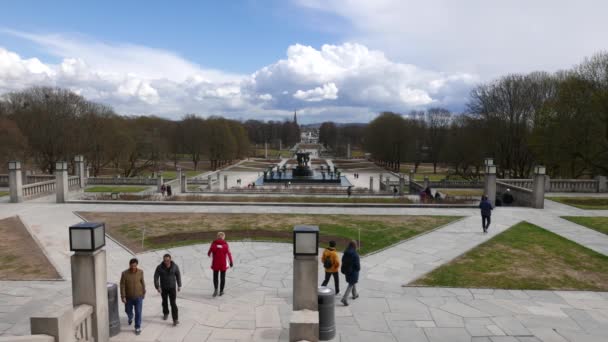 Tourists Visit Frogner Park Vigeland Sculpture Park Oslo Norway — Stock Video