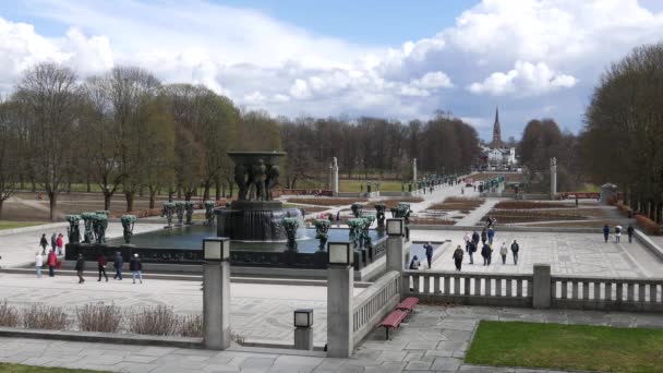 Tourists Visit Frogner Park Vigeland Sculpture Park Oslo Norway — Stock Video
