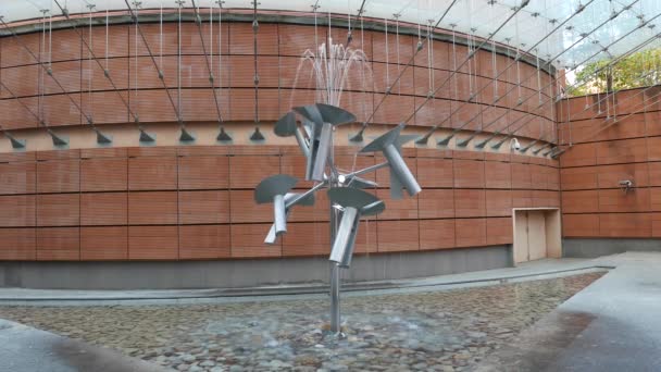日本艺术家Susumu Shingu在Banca Popolare Lodi商业中心创作的多年运动中的水花之源 — 图库视频影像