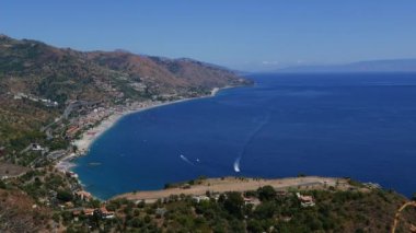 Sicilya kıyılarının güzel Panoramik Manzarası Taormina, Sicilya, İtalya 'daki antik Yunan tiyatrosundan
