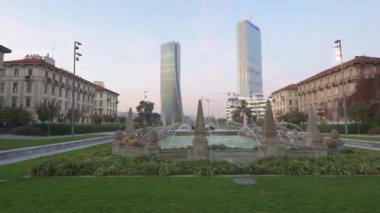 Gün batımında Isozaki ve Hadid Kuleleri 'nin zamanı.