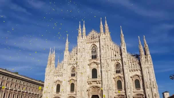 Plaza Catedral Milán Con Cielo Azul Globos Amarillos Volar Italia — Vídeo de stock