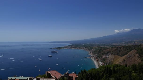 背景にエトナ山とシチリア島のタオルミーナの海岸線 — ストック動画
