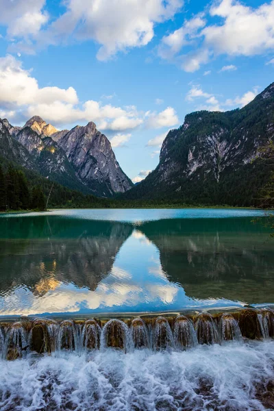 İtalyan Dolomitleri üzerinde Dobbiaco Gölü yakınlarında yeni ve güzel manzaralı bir dağ manzarası.