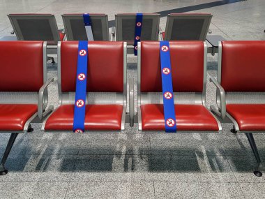 COVID-19 salgınının sonucu olarak, havaalanındaki koltuklar sınırlı ve aralıklı