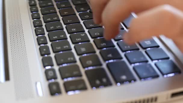 Nahaufnahme Hand Schreibt Auf Beleuchtete Tastatur Mit Geringer Schärfentiefe Gewünschte — Stockvideo