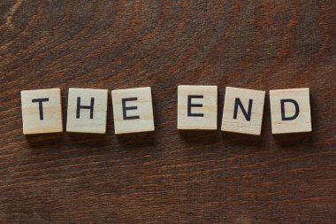 Koyu ahşap üzerine açık ahşap harflerle 