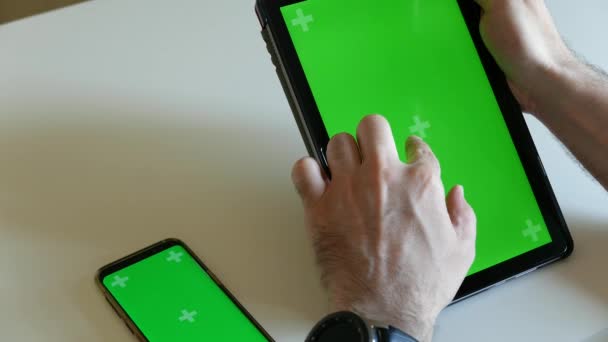 Hombre Sincroniza Tableta Del Teléfono Inteligente Pantalla Verde — Vídeos de Stock