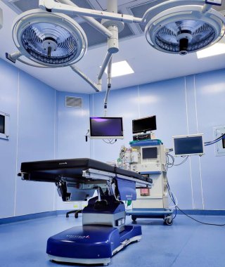 Delhi, Hindistan - 09 Temmuz 2020: Modern klinikteki ameliyathane, modern ekipmanlı ameliyathane.