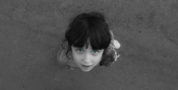 Una Niña Con Ojos Azules Mira Hacia Arriba Foto Horizontal —  Fotos de Stock