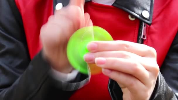 Green Spinner Spinning Woman Hand Antistress Pastimes — Stock Video