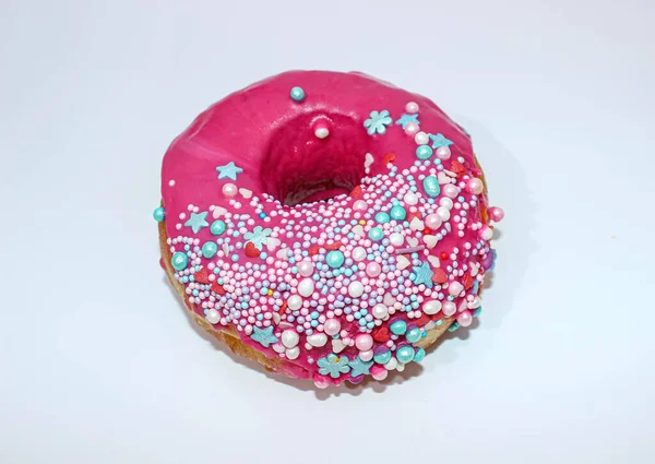 Rosado Donut americano decorado con salpicaduras sobre un fondo claro. Delicioso postre . — Foto de Stock