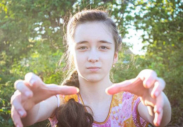 Adolescente Sullo Sfondo Alberi Tende Mani Davanti Lei Direzione Della — Foto Stock