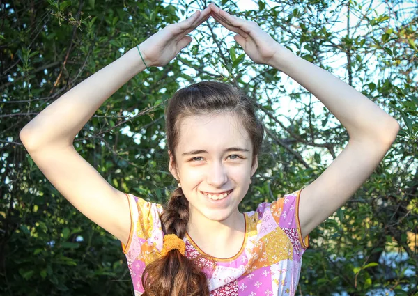 Gülümseyen Genç Bir Kız Ellerini Ağaçların Arkasına Koyarak Başını Sokacağı — Stok fotoğraf