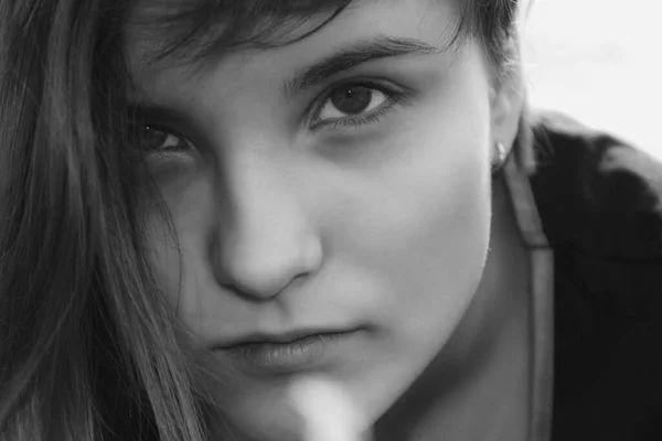 Portret Van Een Zwart Wit Tienermeisje Met Een Zelfverzekerde Uitstraling — Stockfoto