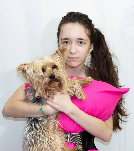 Ein Teenager Mädchen Mit Langen Haaren Das Statt Eines Kleides — Stockfoto