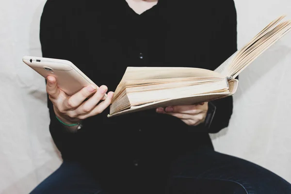 Chica Sostiene Libro Teléfono Inteligente Elija Entre Libro Teléfono Inteligente — Foto de Stock