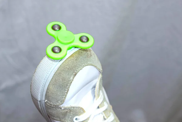 Groene Spinner Voet Geschoeid Sneakers Tijdverdrijf — Stockfoto