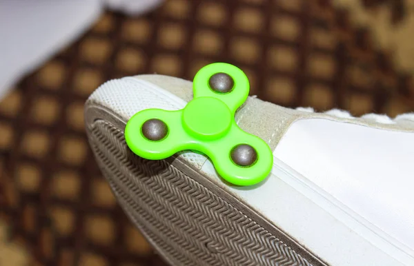 Groene Spinner Voet Geschoeid Sneakers Vingerspeelgoed — Stockfoto
