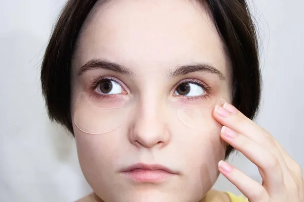 Porträtt Ung Kvinna Med Fläckar Ögonen Kosmetisk Produkt För Hudvård — Stockfoto