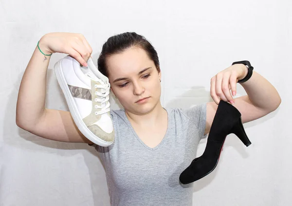 Menina Está Segurando Tênis Sapato Salto Alto Escolhendo Que Vestir — Fotografia de Stock