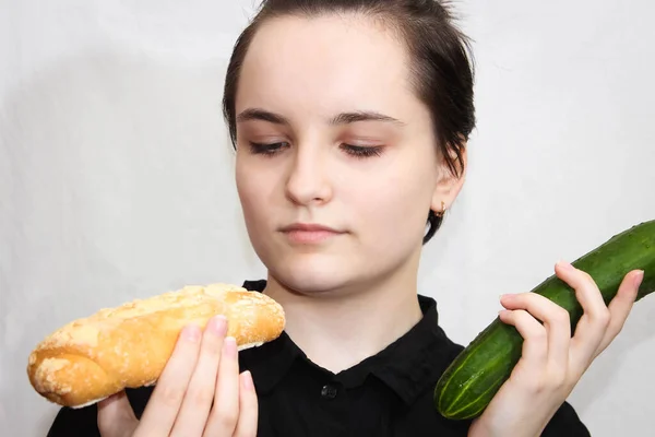 Young Girl Cucumber Bun Her Hands Choice Food Healthy Eating — Stock Photo, Image