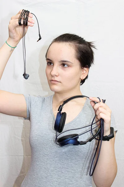 Het Meisje Houdt Twee Koptelefoons Haar Handen Boven Haar Hoofd — Stockfoto