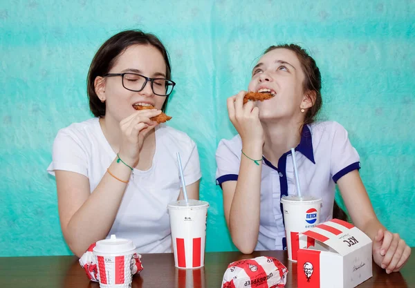 Chelyabinsk Russia June 2020 Two Schoolgirls Sisters Chat Table Eat — Stock Photo, Image