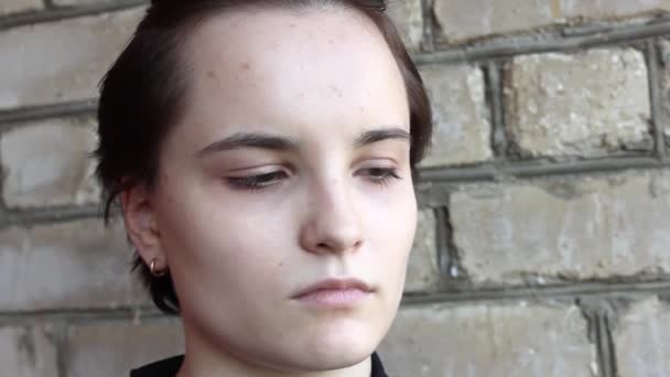 Tonårig Flicka Med Akne Ansiktet Mot Tegelvägg Bär Glasögon Med — Stockvideo