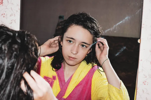 Islak Yıkanmış Saçları Olan Genç Bir Kız Aynadaki Yansımasına Bakıyor — Stok fotoğraf