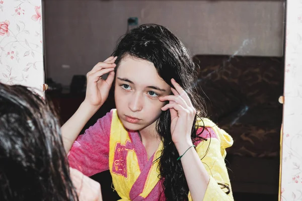 Uma Adolescente Com Cabelo Molhado Lavado Olha Para Reflexo Espelho — Fotografia de Stock