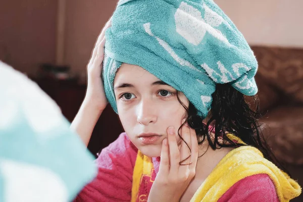 Portret Van Een Jarig Meisje Met Een Handdoek Haar Hoofd — Stockfoto