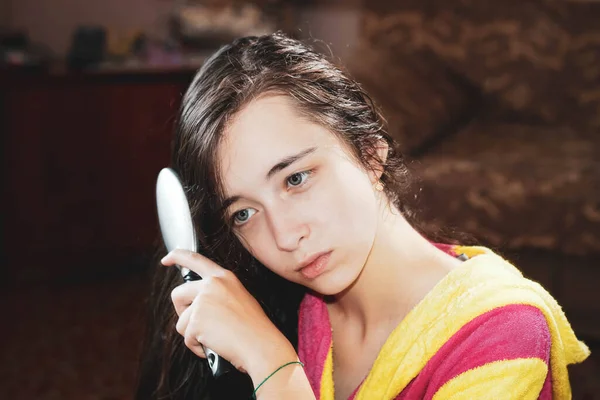 Krásná Modrooká Dívka Učesala Vlasy Pokoji Před Zrcadlem Detailní Záběr — Stock fotografie