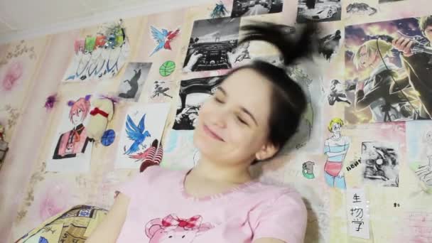 Челябінськ Росія Квітня 2020 Дівчинка Підліток Своїй Кімнаті Плакатами Стіні — стокове відео
