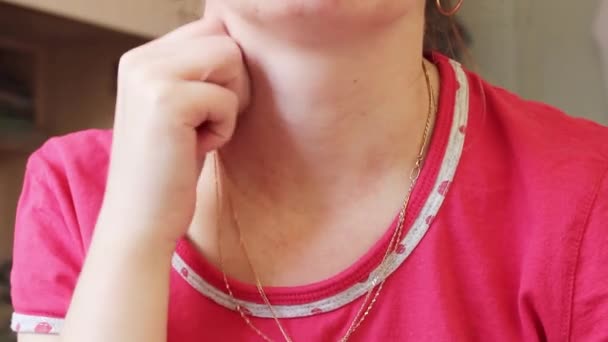 Femme Elle Même Fait Massage Cou Avec Des Pincements Main — Video