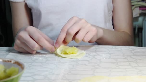 Μια Έφηβη Μαγειρεύει Ζυμαρικά Πατάτες Για Δείπνο Στο Τραπέζι Μαγειρική — Αρχείο Βίντεο