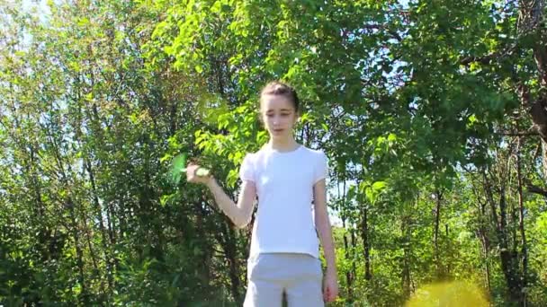 Een Tienermeisje Doet Zomers Buiten Oefeningen Met Een Hark Plaats — Stockvideo
