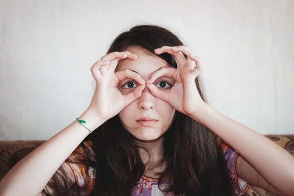 Menina Adolescente Bonito Que Faz Gesto Com Mãos Forma Óculos — Fotografia de Stock