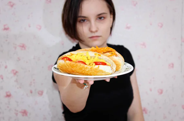 Beautiful Girl Holds Plate Delicious Hot Dogs Front Her Close — Stock Photo, Image