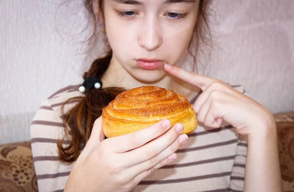 Uma Adolescente Com Uma Expressão Duvidosa Rosto Está Segurando Delicioso — Fotografia de Stock