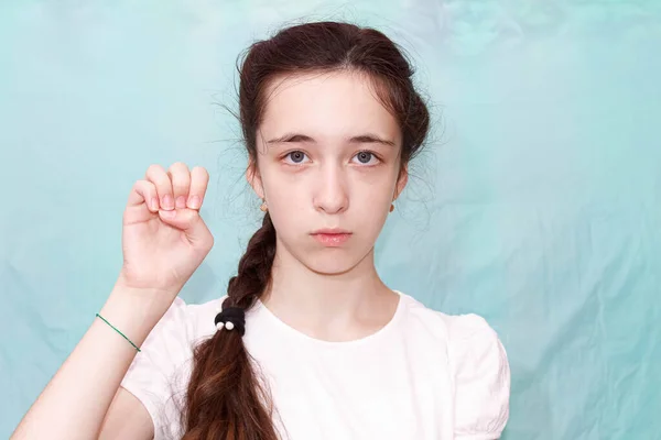 Uma Menina Com Uma Trança Longa Mostra Letra Com Mão — Fotografia de Stock