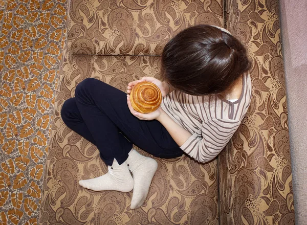 Genç Bir Kız Elinde Tatlı Lezzetli Bir Çörek Tutuyor Üst — Stok fotoğraf