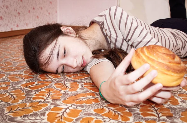 Teenage Girl Lying Floor Bun Her Hands Close Selective Shot — Stock Photo, Image